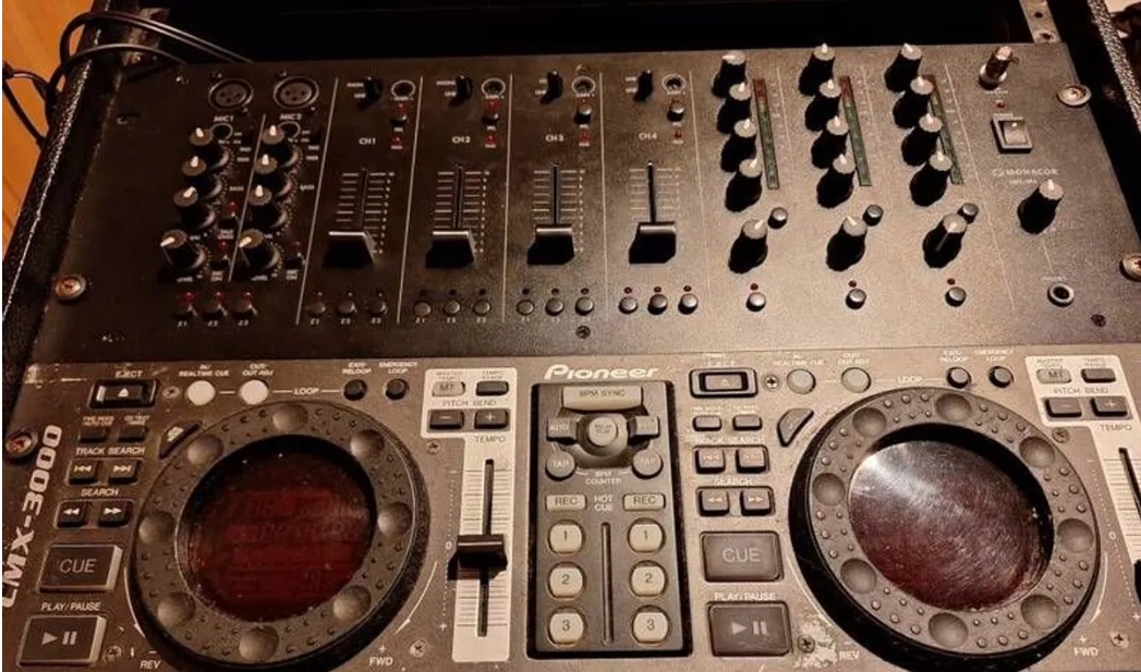 dj 4 channel 3 zone mixer new . Pioneer CMX 3000 working perfectly. 19" Dj case