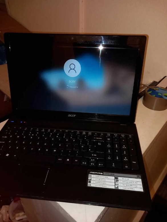 Acer 5742 laptop. Lid is damaged. Going cheap